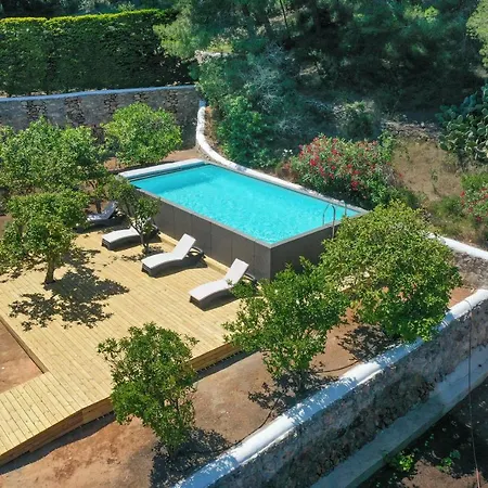 Oasis Complex Cala Llonga (Ibiza)