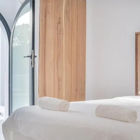 Oasis Complex Villa Cala Llonga (Ibiza)